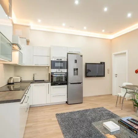 Apartment Modern, Quiet & Cozy In The Middle Of Downtown Near Danube At Fashion Street
