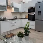 Apartman Modern, Quiet & Cozy In The Middle Of Downtown Near Danube At Fashion Street