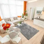 Apartman Modern, Quiet & Cozy In The Middle Of Downtown Near Danube At Fashion Street