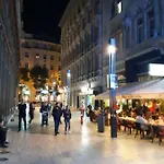Apartman Modern, Quiet & Cozy In The Middle Of Downtown Near Danube At Fashion Street