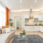 Apartman Modern, Quiet & Cozy In The Middle Of Downtown Near Danube At Fashion Street *